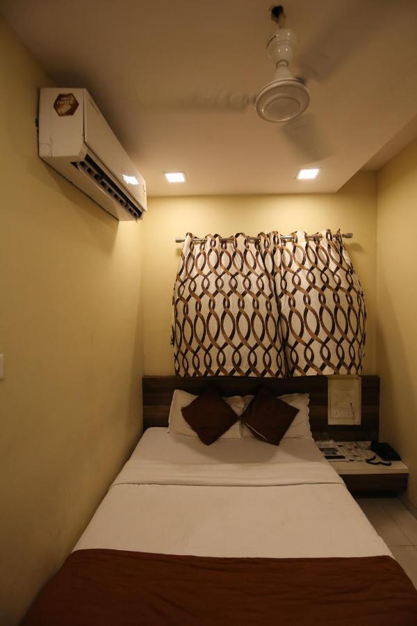 Airport Metro Hotel Bombay Exterior foto