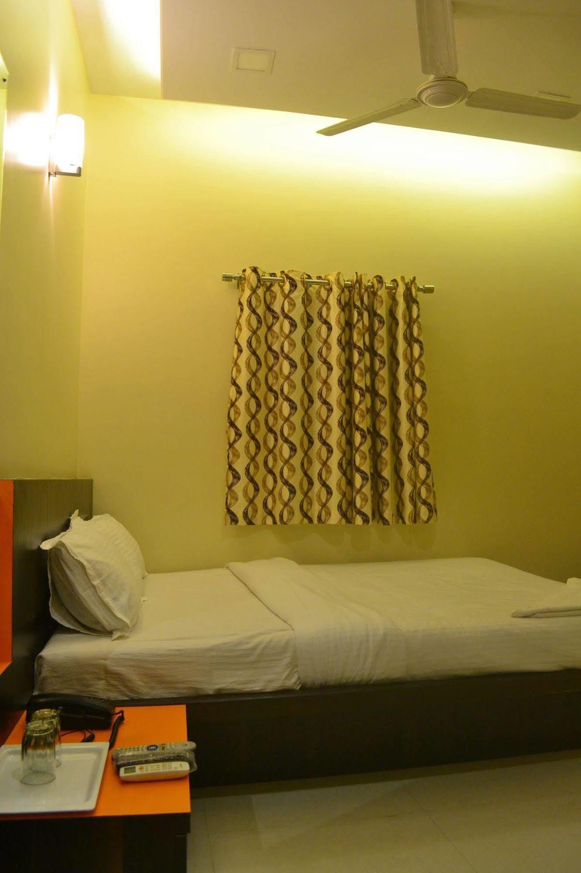 Airport Metro Hotel Bombay Exterior foto