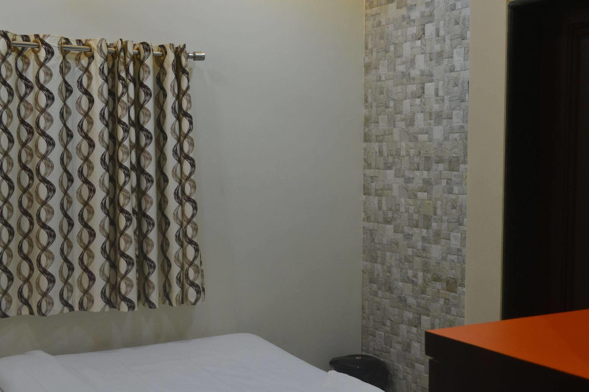 Airport Metro Hotel Bombay Exterior foto
