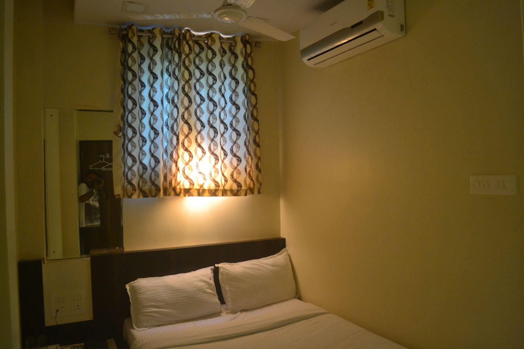 Airport Metro Hotel Bombay Exterior foto