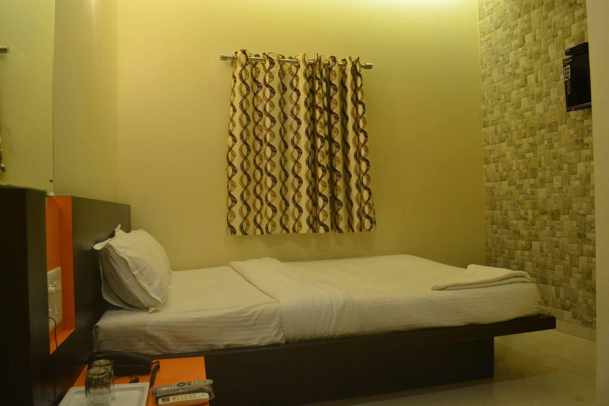 Airport Metro Hotel Bombay Exterior foto